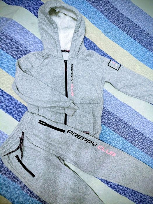 Костюмы спортивные на девочку , р.140