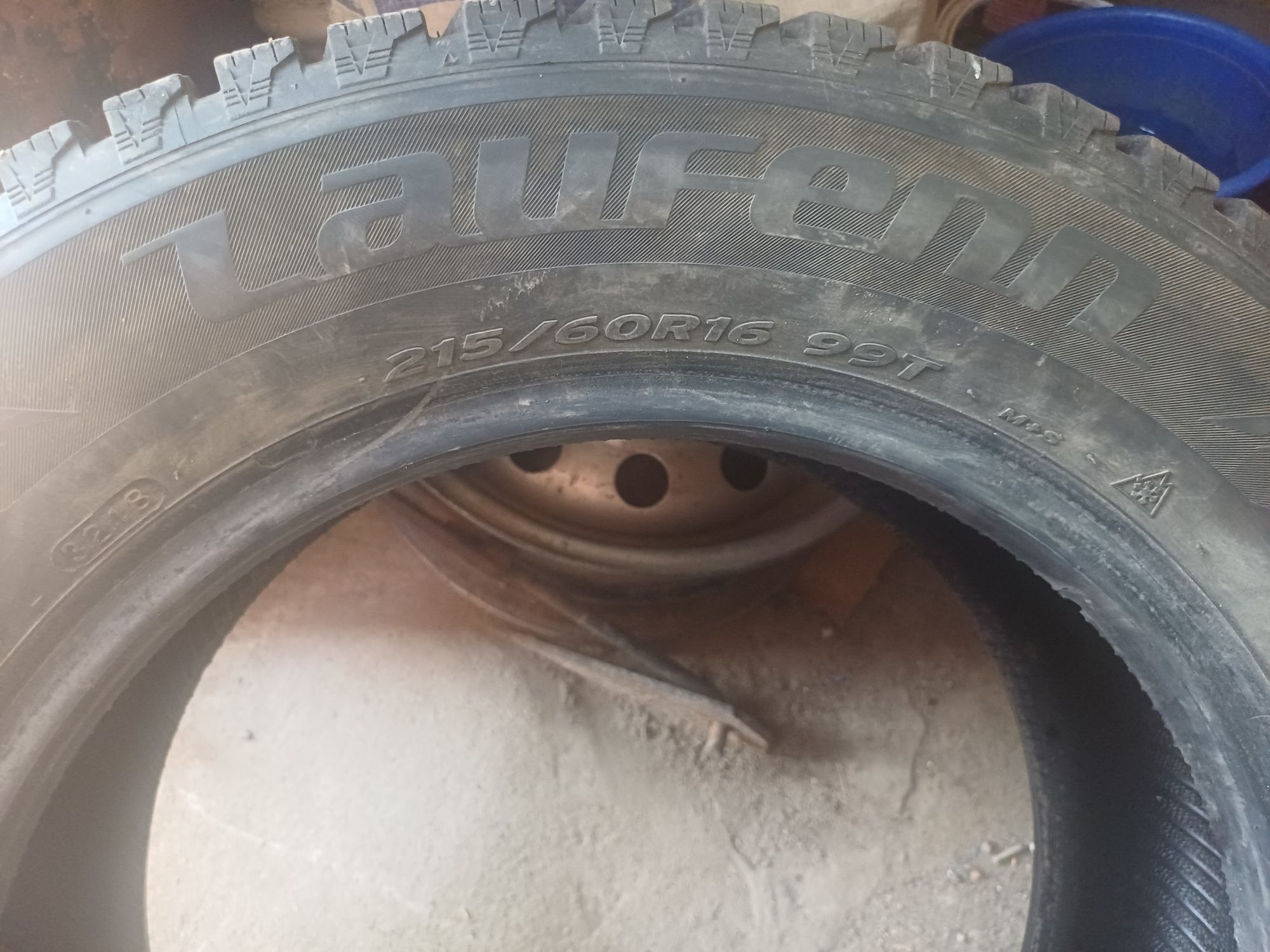Продам комплект зимних шин 215 60 R-16