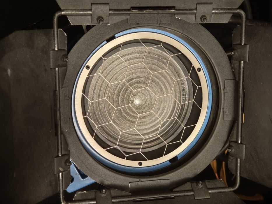Lumini cinema Arri fresnel 650 2000W True Blue T2