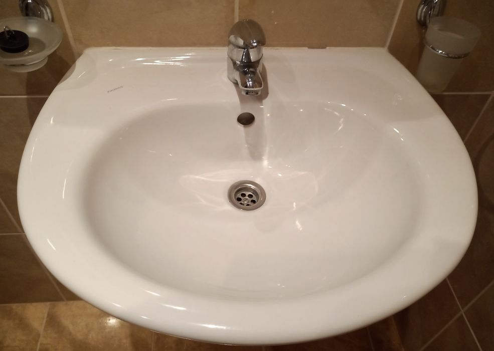 Керамична мивка за баня  с сифон и смесител,