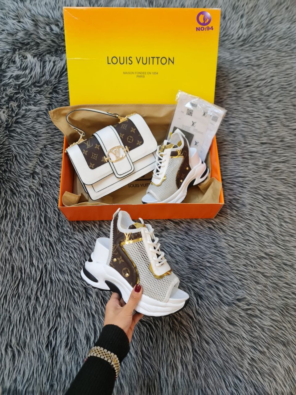 Set louis vuitton sandale si geanta
36-40 320 lei
Geanta 280 lei
Set 4