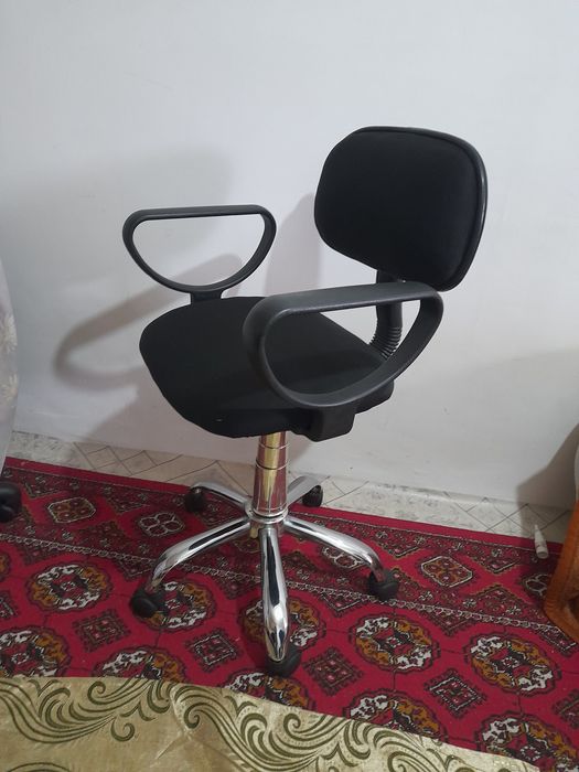 Продаются офисное кресло в рабочем состоянии.