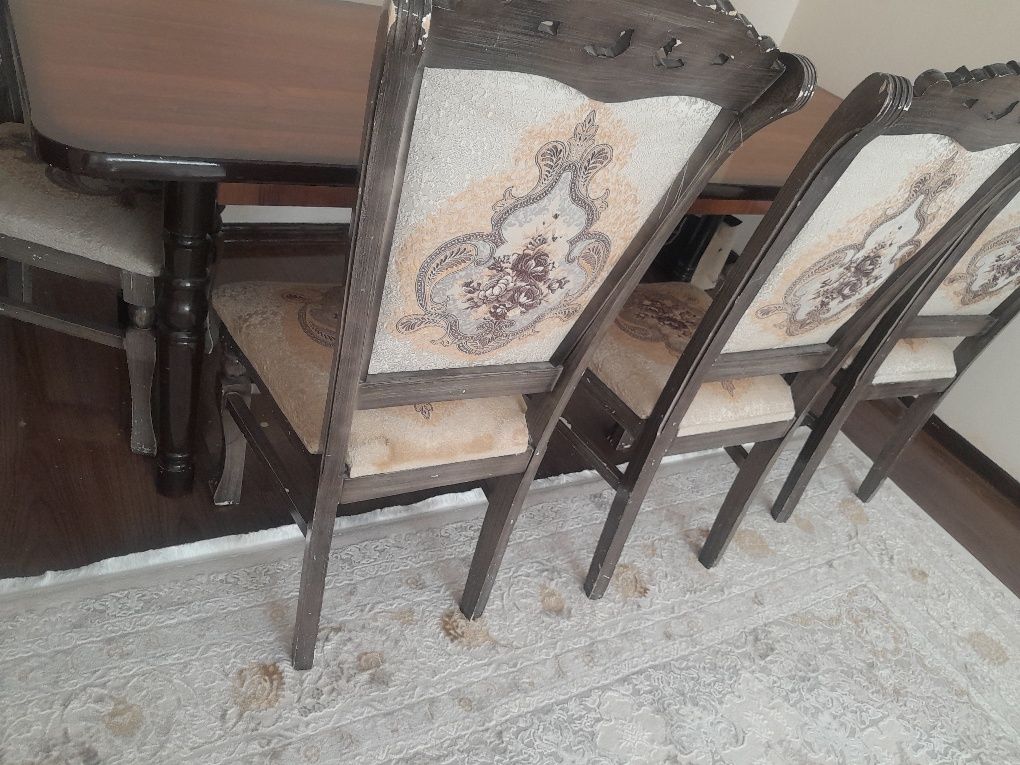 Стол и стульев 8 штук