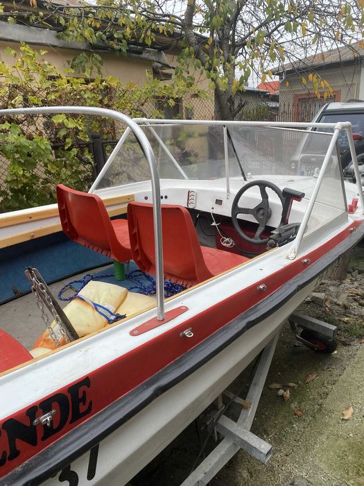 Vand barca 4m/1,6m cu motor defect fara piridoc