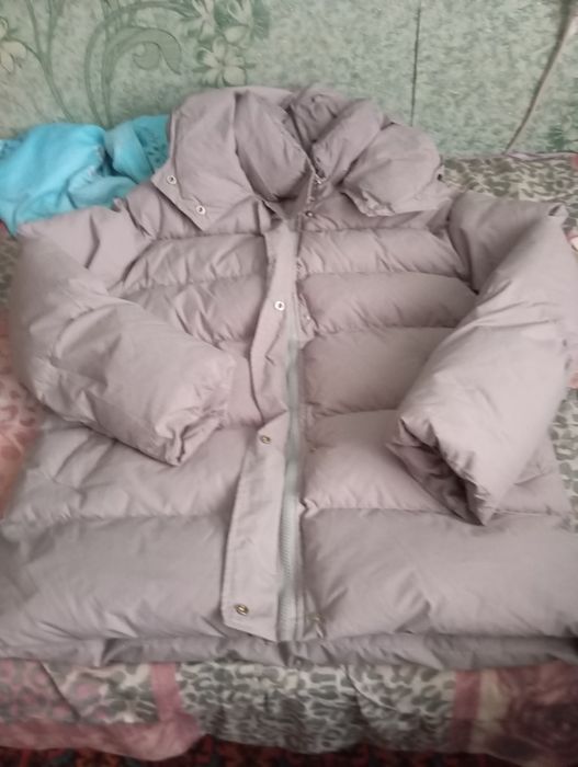 Отдам женскую куртку белая размер 50-52