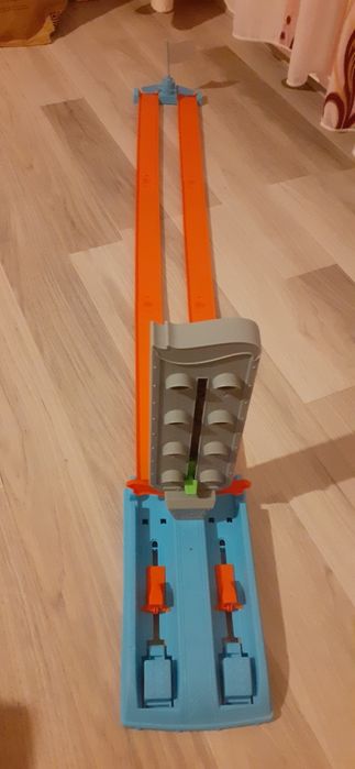 Pista de curse, Centru de joaca Eroi in pijama, Parcare etajata