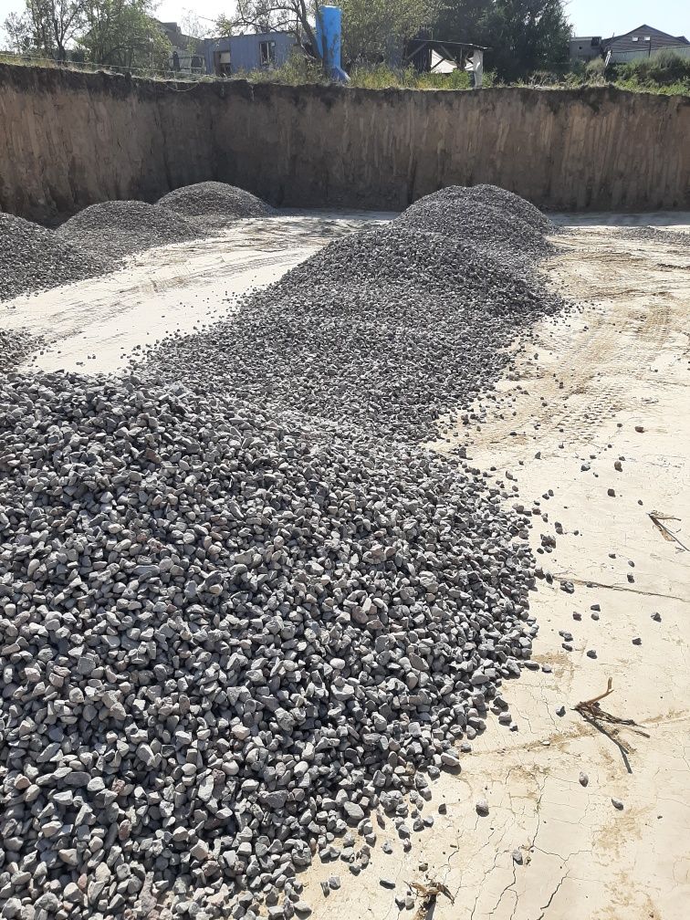 Доставка щебень фракция 10/20 20/40 30 тонн пгс отсев Сникерс песок