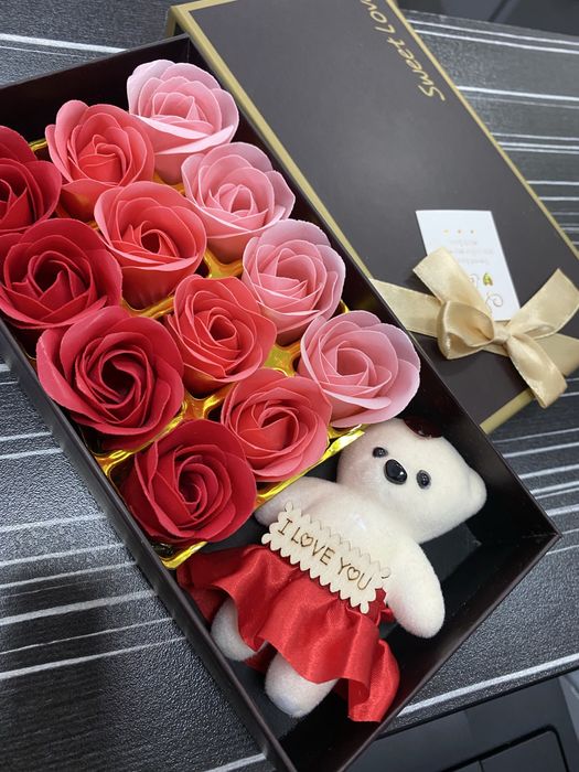 Декоративни букети и подаръчни кутии от сапунени рози