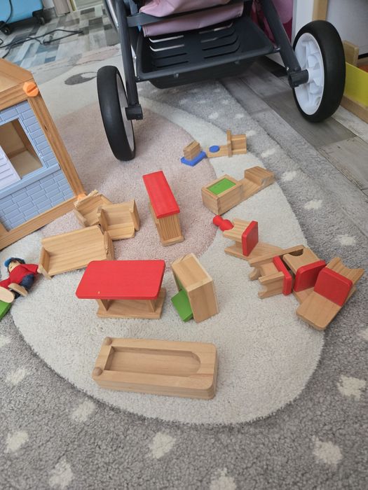 Дървена къща за кукли