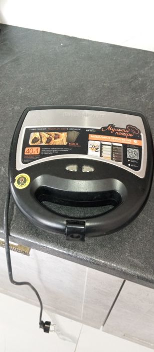 Вафельница Redmond