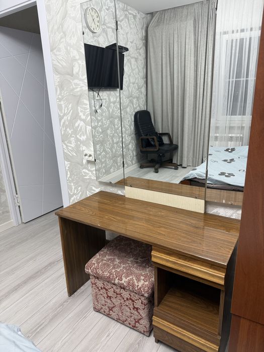 Трюмо с зеркалом