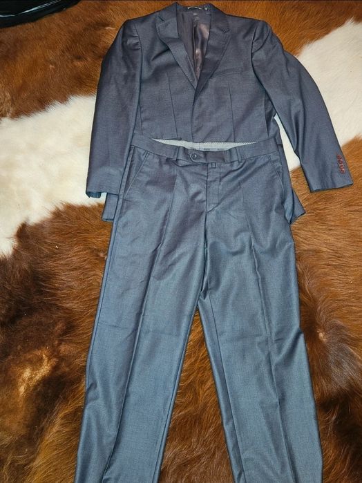 Vand costum barbatesc Hugo Boss 50 impecabil