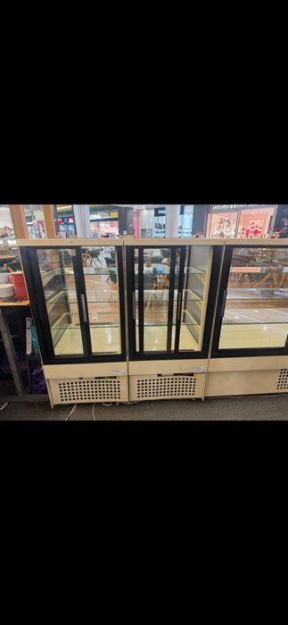 Продавам професионални хладилни витрини в отлично състояние.