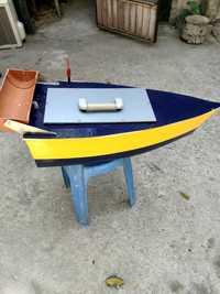 Рибарска лодка за захранка с дистанционно управление