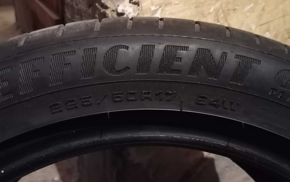 Продавам 2 броя летни гуми 225.50.17 на 1 сезон дот 2019 Goodyear