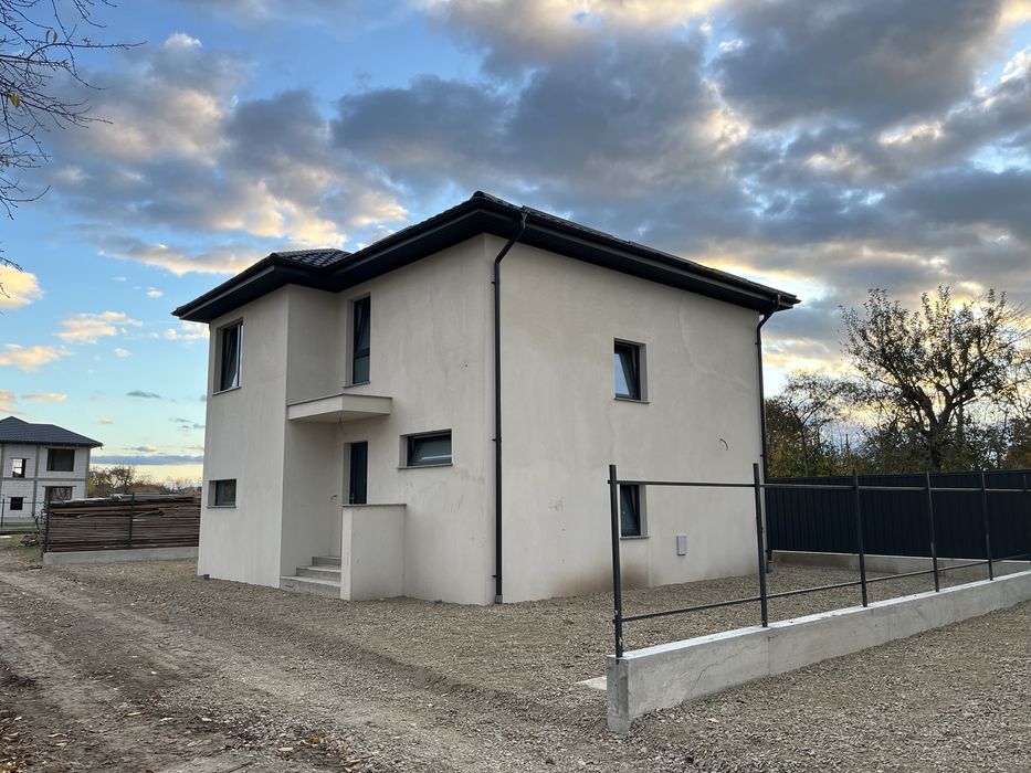 Casa individuala 925€/mp cu terasa si curte in Radauti