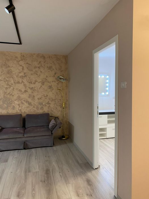 Post coafor în salon nou