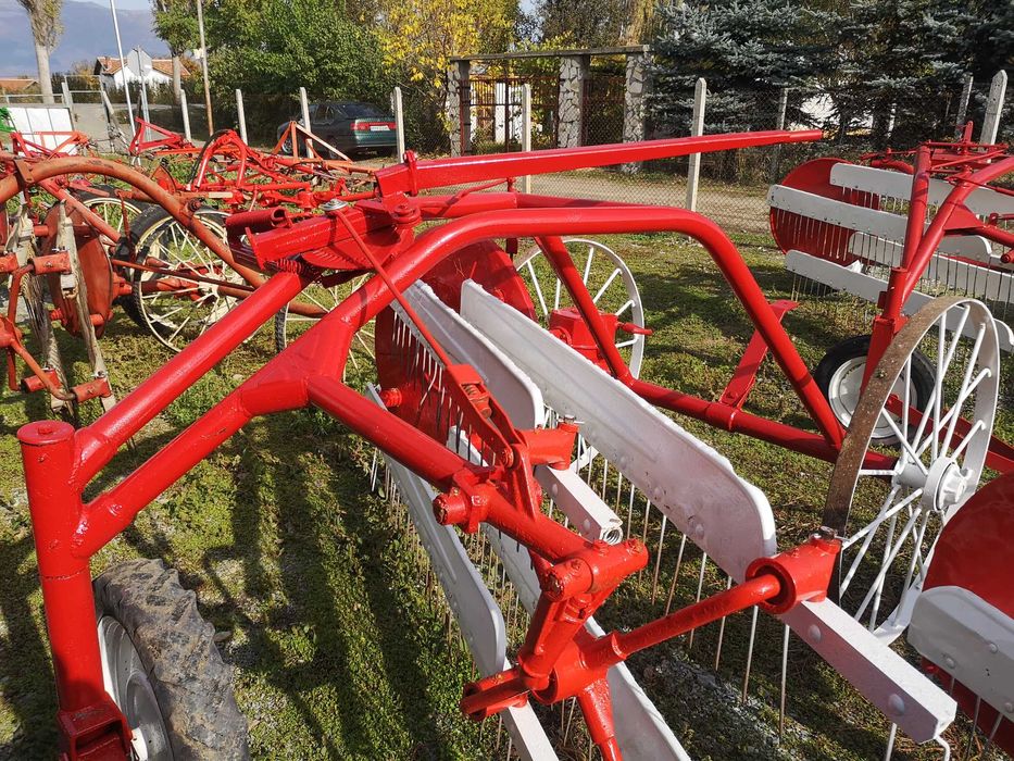 Продавам теглещи и моторни сеносъбирачи обръщачи