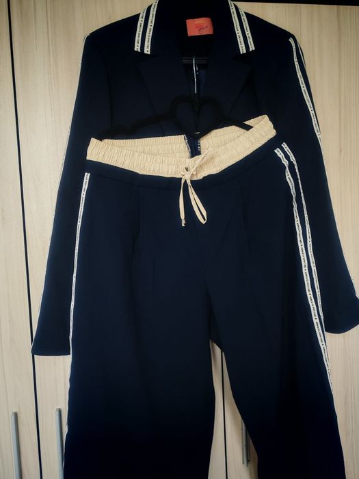 Дамски спортно елегантен комплект с късо сако