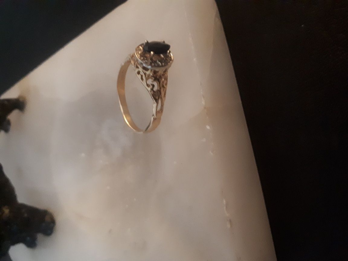 inel elegant ca o broderie din  aur 14k cu safir și anturaj diamante