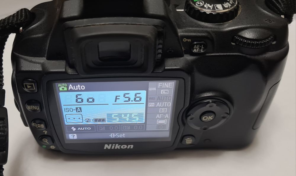 DSLR Nikon D40 + obiectiv 18-55mm