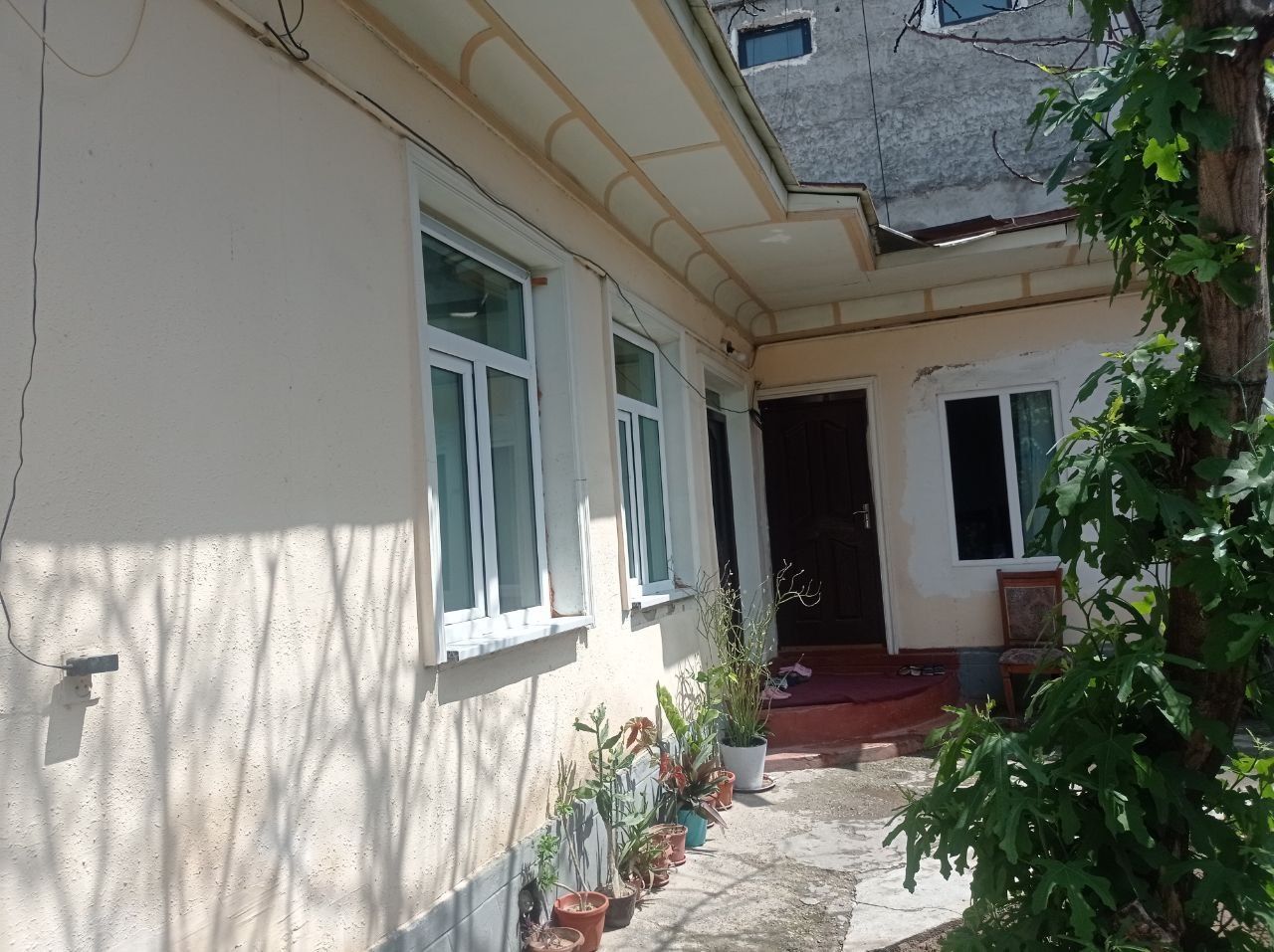 Uy sotiladi 3,7 sotik 7 xonalik
