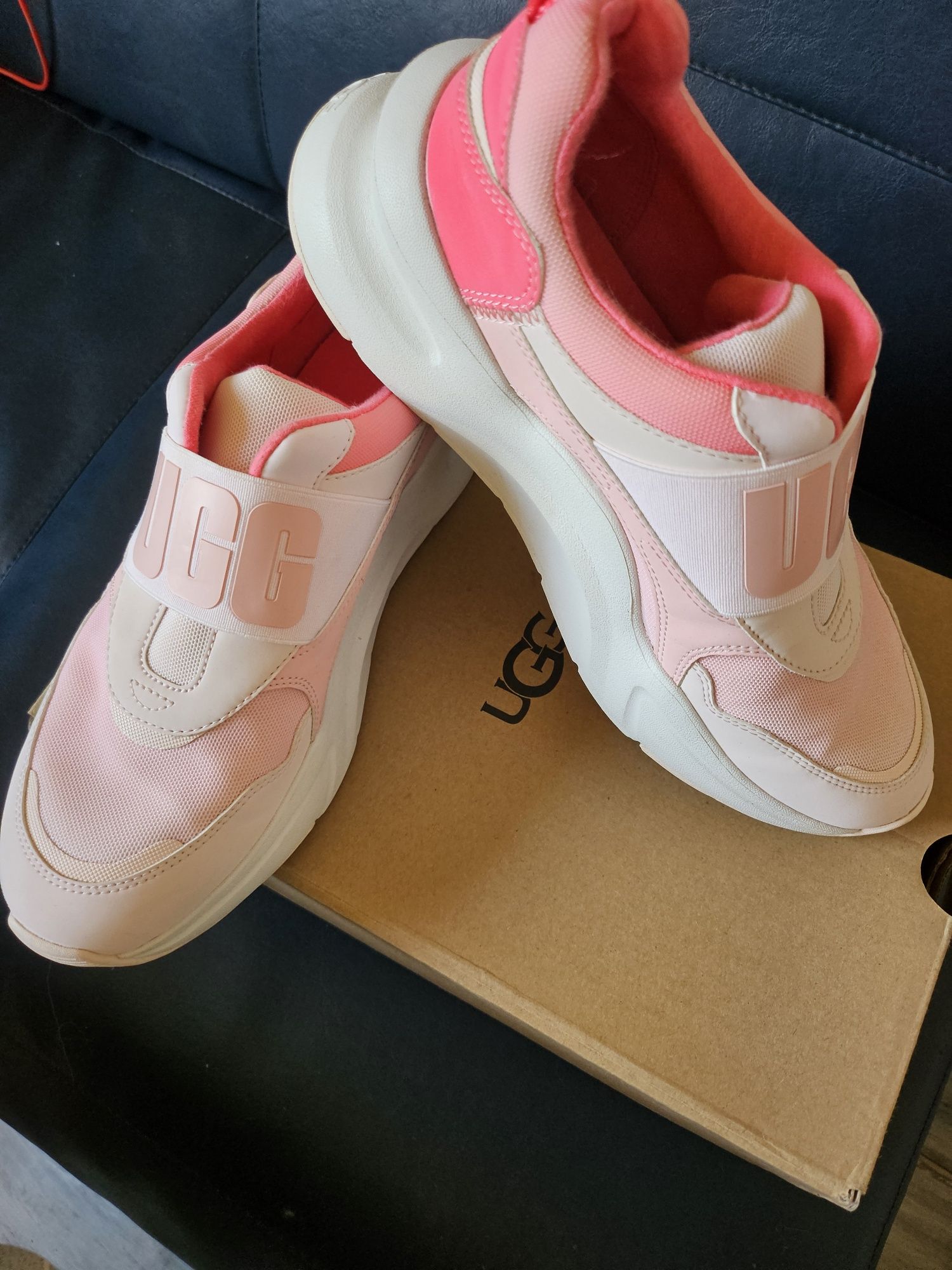 Бледо розови UGG