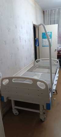 Продаётся больничная кровать хорошая и инвалидное кресло.