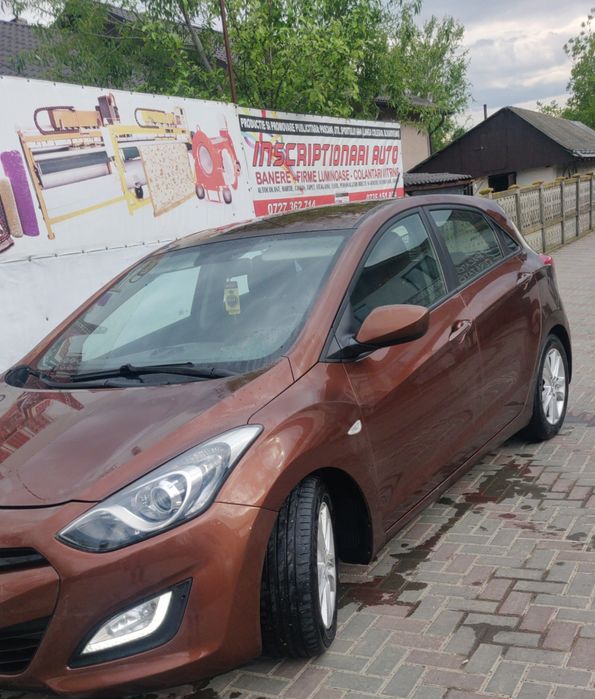 hyundai  i30, 1.4 benzina , 2013 și Mazda 3 1.6 benzina, din 2006