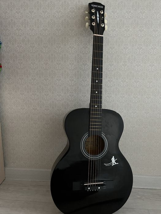 акустическую гитару Roonie  Wood