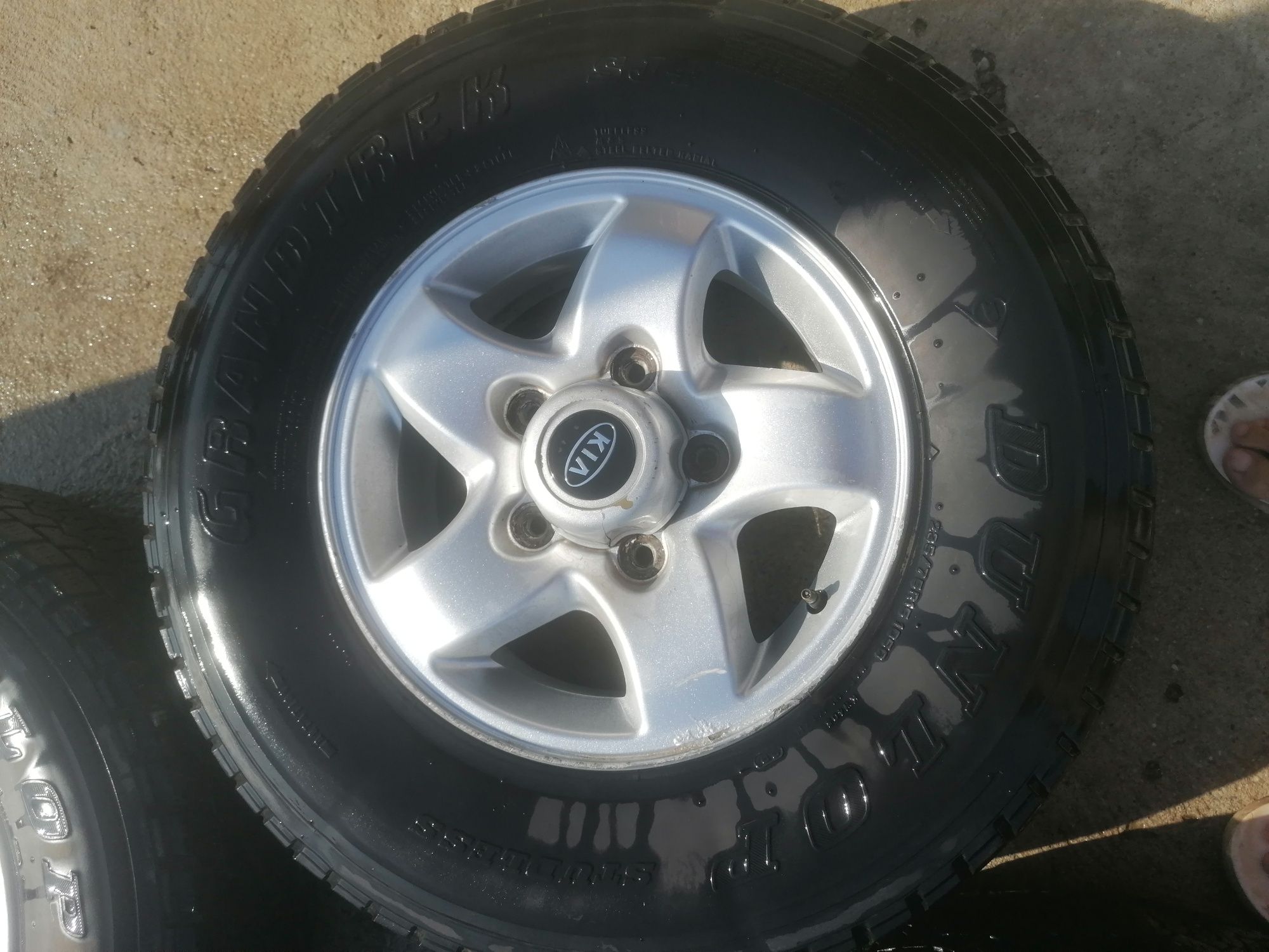 Vand jante pe 15 cu tot cu cauciucuri 235/75/15