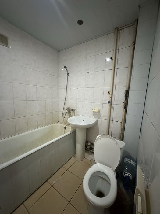 Ассалому Аллайкум Вокзал 1 хоналик квартира сотилади йулни устила дом