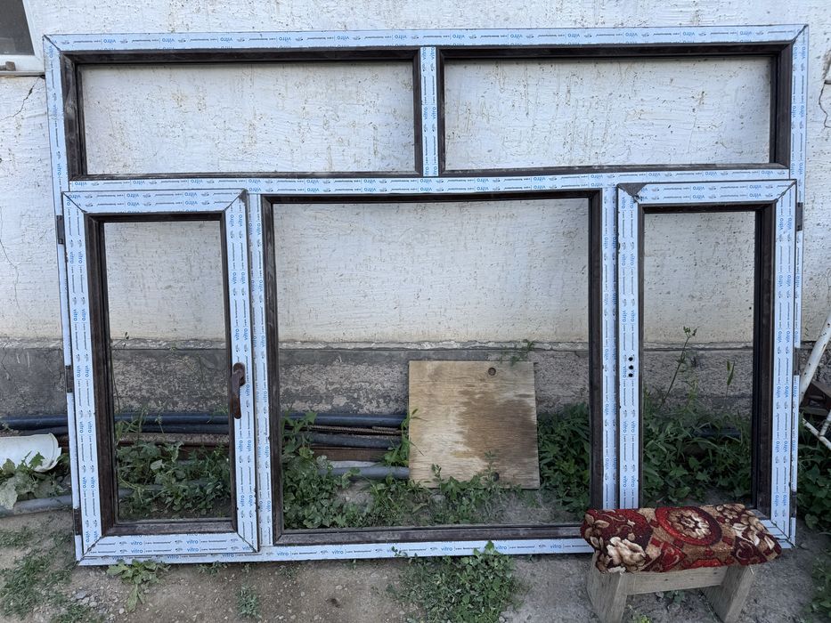 Пластиковое окно (темно коричневого цвета)