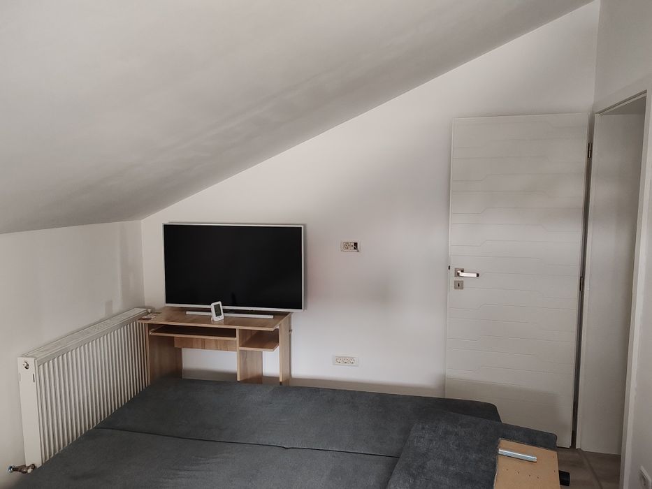 Vând apartament 3 camere. 194 mp teren în proprietate. 2 locuri parcar