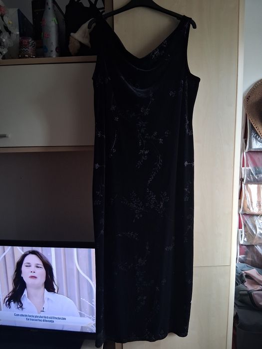 Rochie lunga  neagra catifea  cu broderie lame