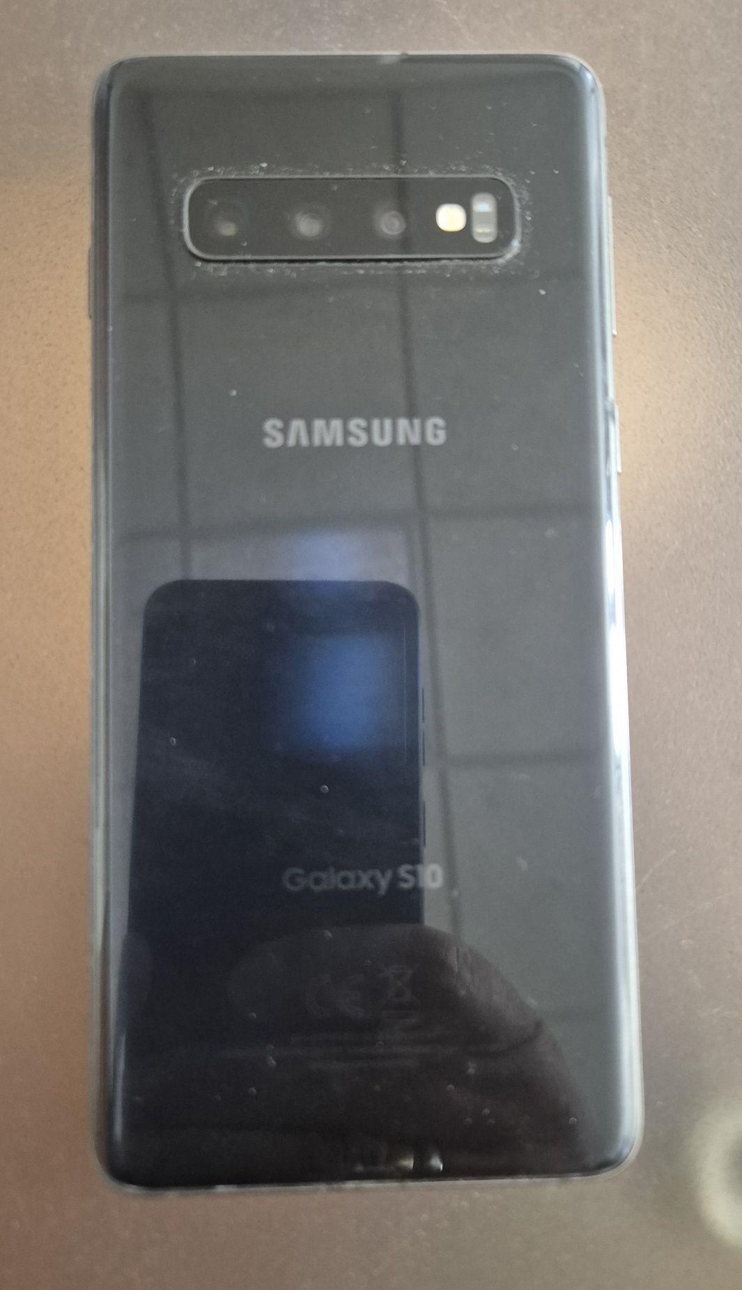 Продавам Samsung Galaxy S10