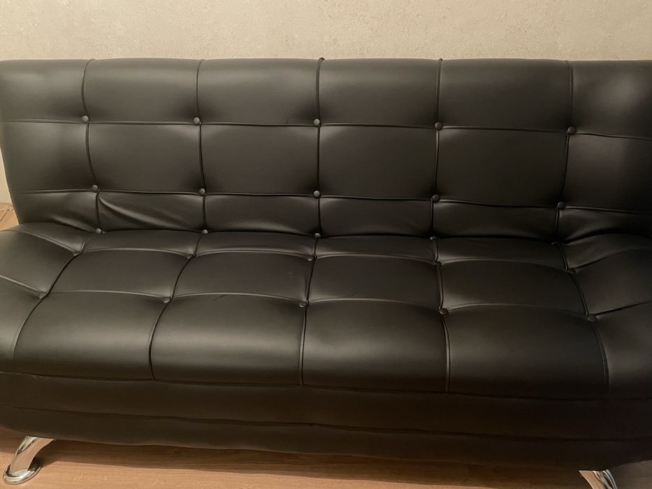 Кожаный офисный диван в отличном состоянии!!!