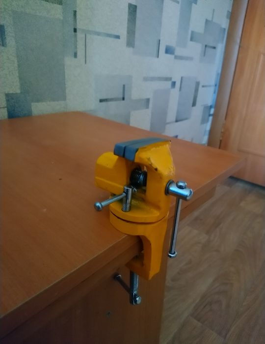 Продам тиски малые настольные