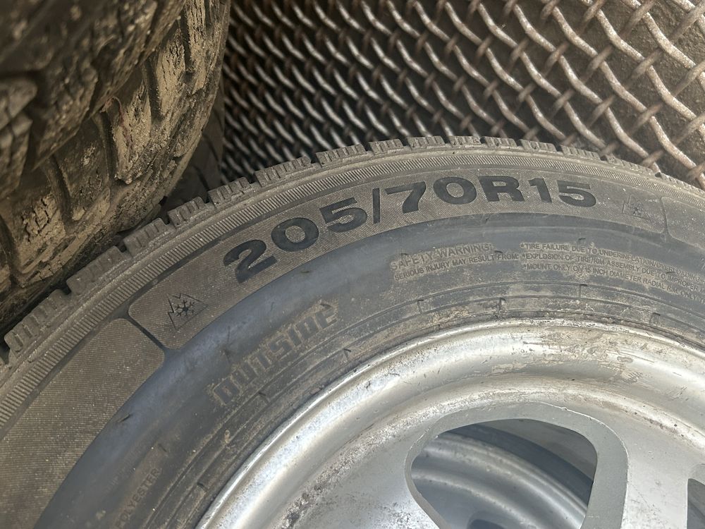 Продам комплект зимних шин с дисками R15 205/70