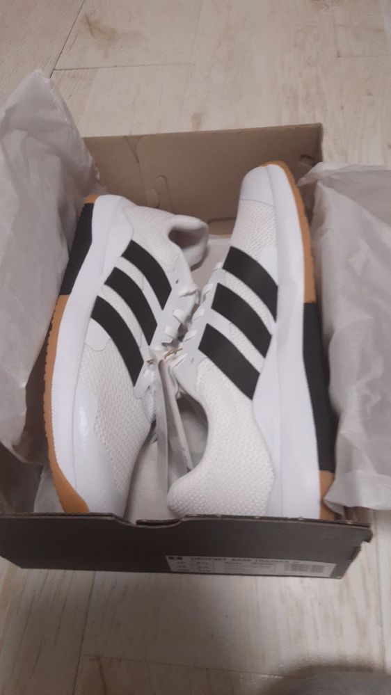 Adidas чисто нови Обувки