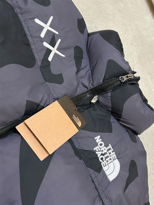 Geaca Noua The North Face x Kaws size M