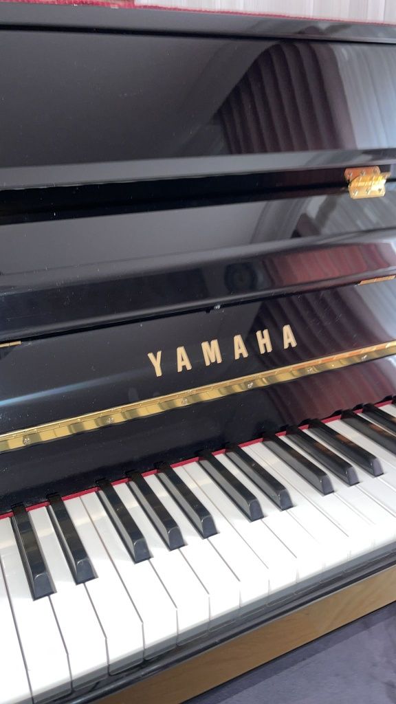 Pianina Yamaha negru lucios