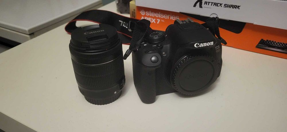 Camera Canon 700D DSLR + obiectiv 18-55mm