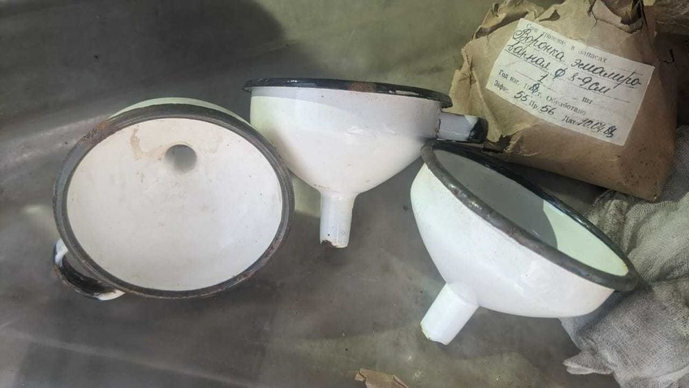 воронки бытовые металлические эмалированные с дефектами