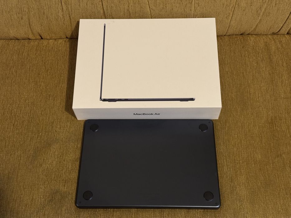MacBook Air M2, 8GB ram, 512GB SSD baterie 93% state foarte buna