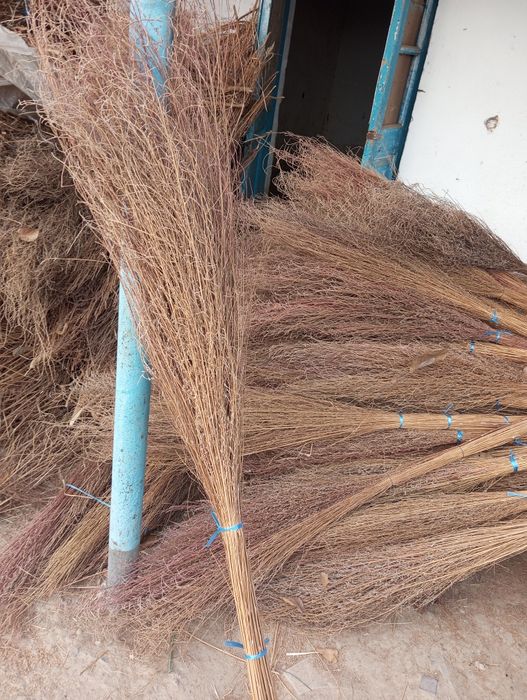 Hovli supurgi sotiladi