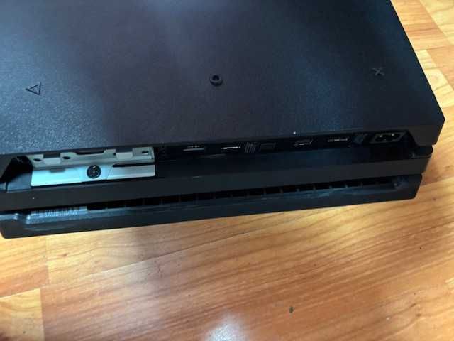 PS4 Pro 1Tb, не чете дискове