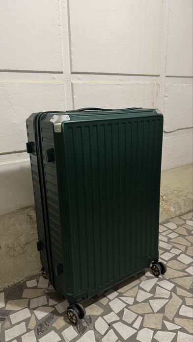 Чемодан пластиковый на молнии