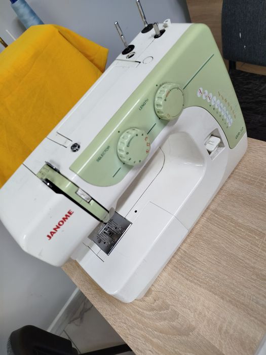 Бытовая швейная машина Janome