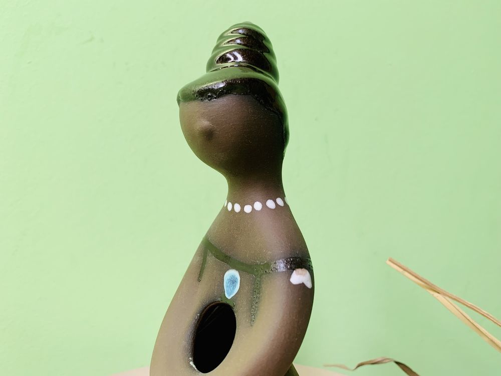 Статуетка, керамична вазичка — Шведско момиче